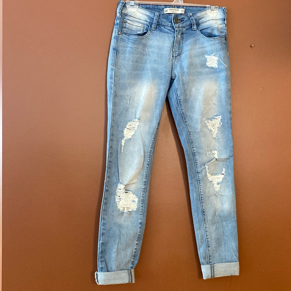 Jeanswear denim in size 34 European sizing. 26/2 in American sizing.